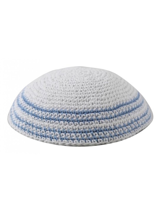כיפה סרוגה לבנה עם פסים תכלת סביב... | כיפה סרוגה